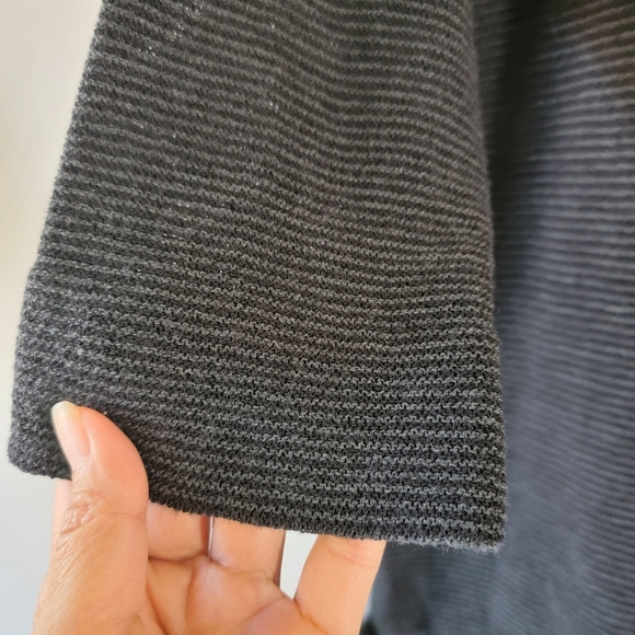 EILEEN FISHER Black Gray 100% Wool Top Size S Textured V-neck High-Low Cozy Goth - Picture 6 of 12